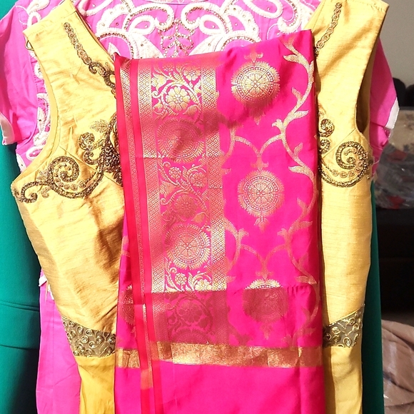 Indian Gold Anarkali XL - Picture 1 of 4